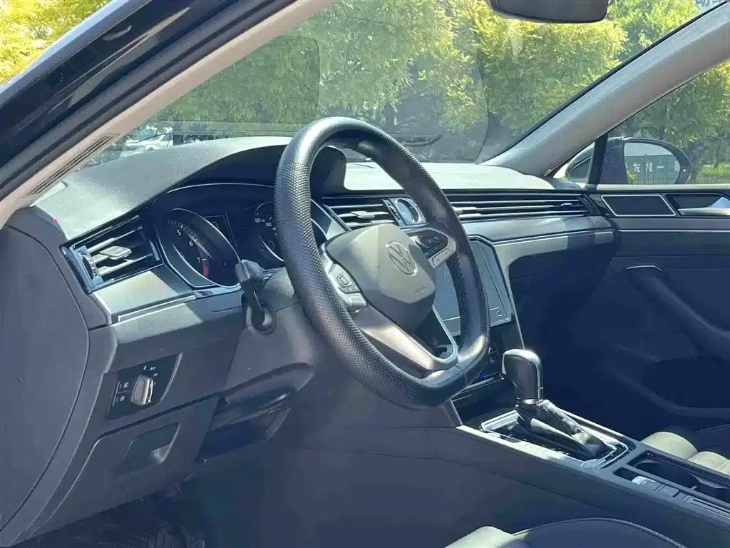 2020 Volkswagen Passat 330TSI DSG Leading Edition — миниатюра 6