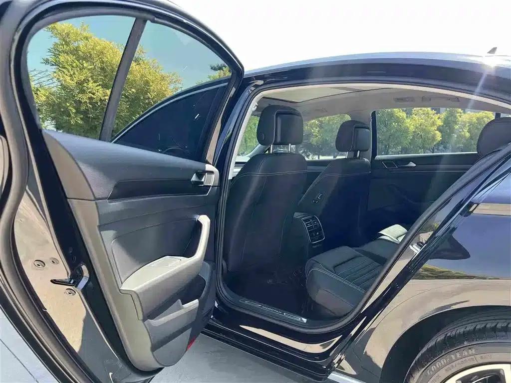 2020 Volkswagen Passat 330TSI DSG Leading Edition — миниатюра 10