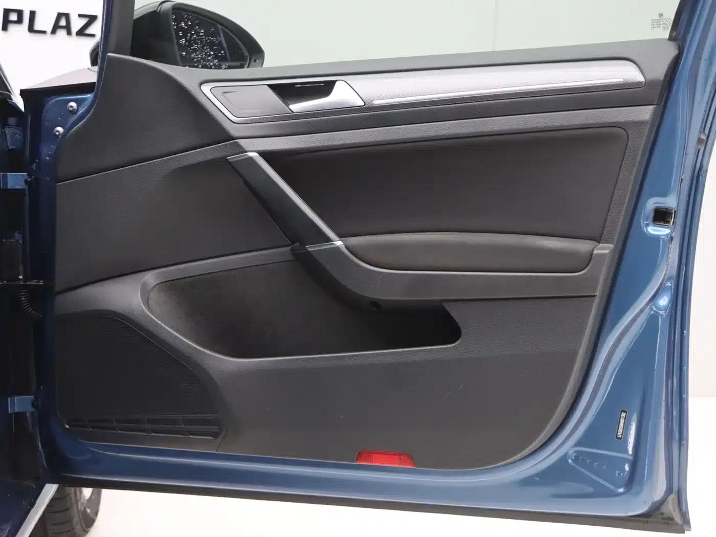 2017 Golf 230TSI Automatic Comfort Millionth Unit Commemorative Edition — миниатюра 12