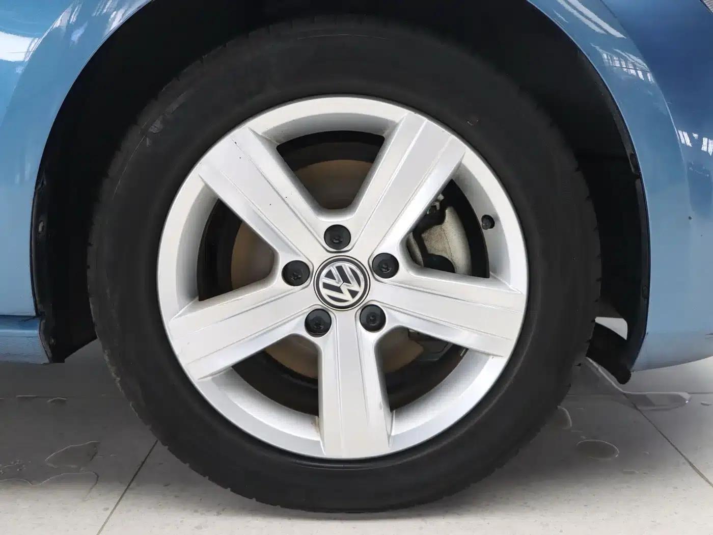 2017 Golf 230TSI Automatic Comfort Millionth Unit Commemorative Edition — миниатюра 14