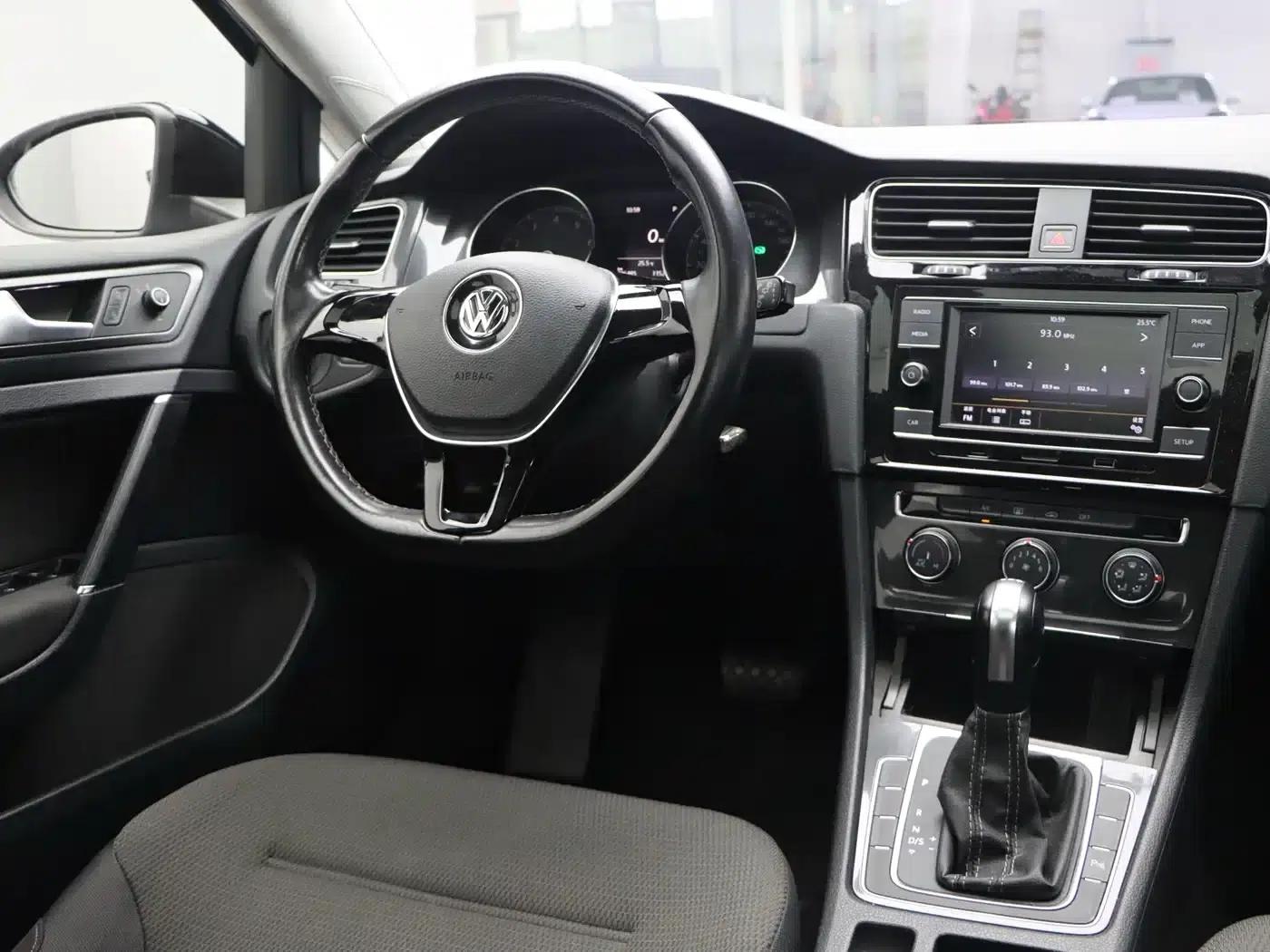 2017 Golf 230TSI Automatic Comfort Millionth Unit Commemorative Edition — миниатюра 19