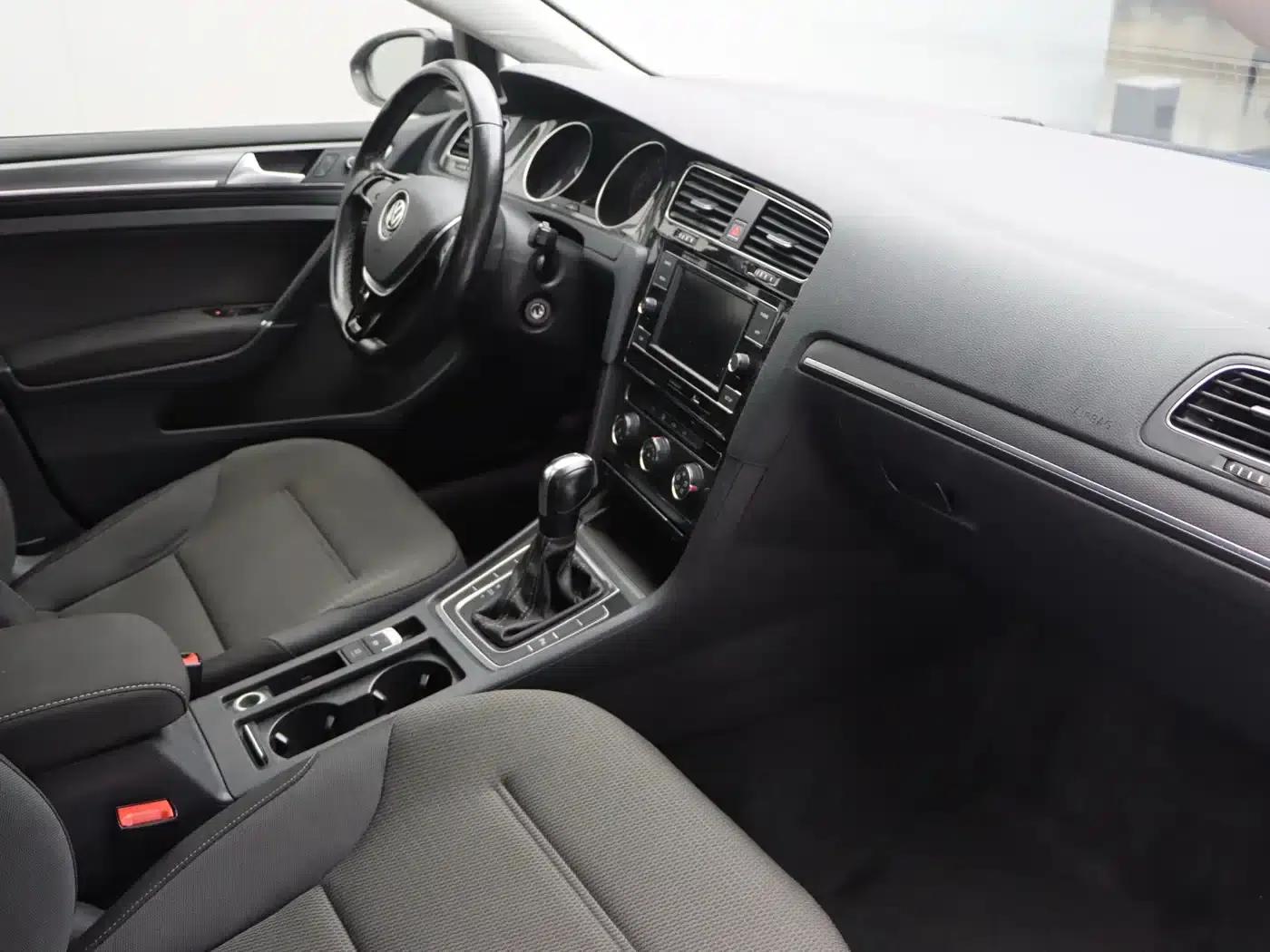 2017 Golf 230TSI Automatic Comfort Millionth Unit Commemorative Edition — миниатюра 21