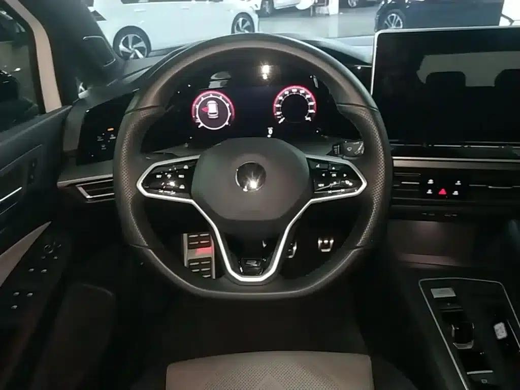 2025 Golf 300TSI R-Line — миниатюра 11