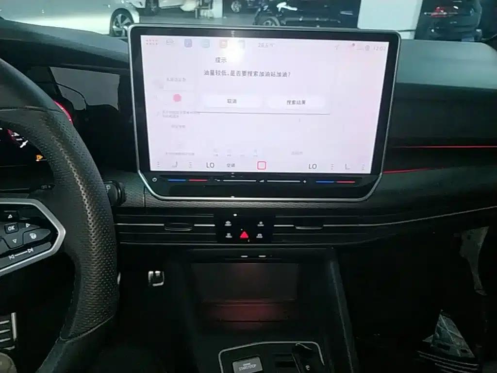 2025 Golf 300TSI R-Line — миниатюра 13