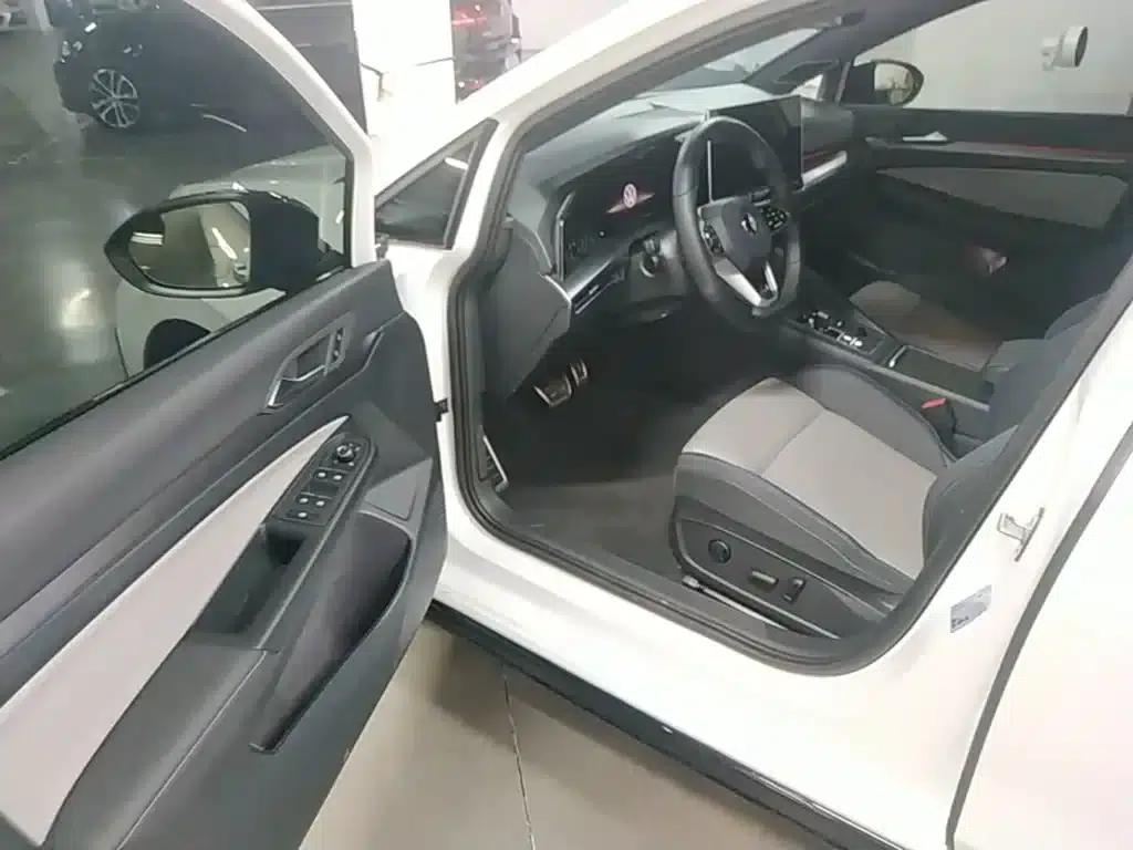 2025 Golf 300TSI R-Line — миниатюра 16