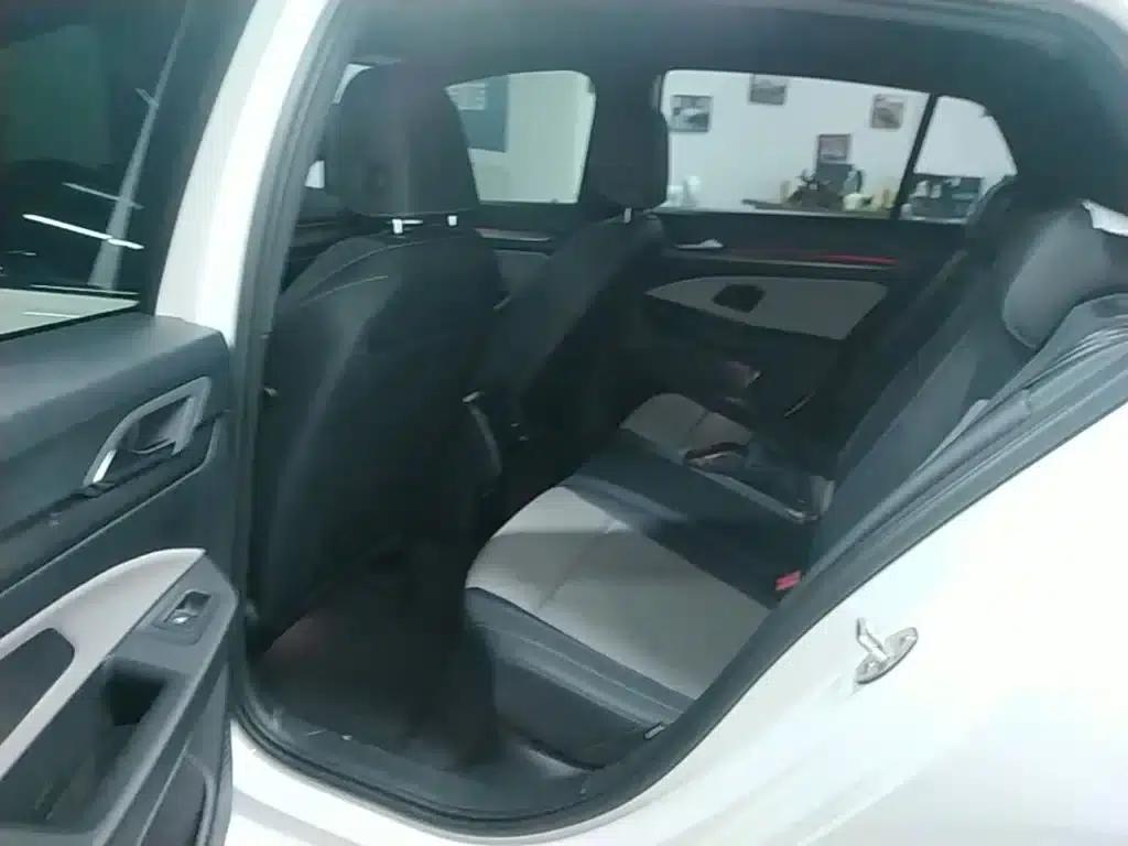 2025 Golf 300TSI R-Line — миниатюра 17