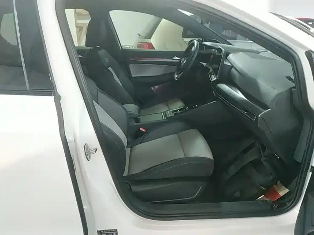 2025 Golf 300TSI R-Line — миниатюра 25