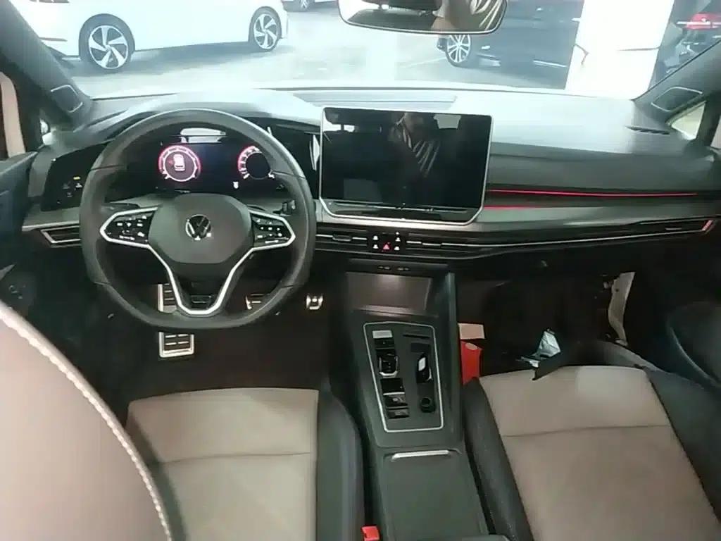 2025 Golf 300TSI R-Line — миниатюра 10