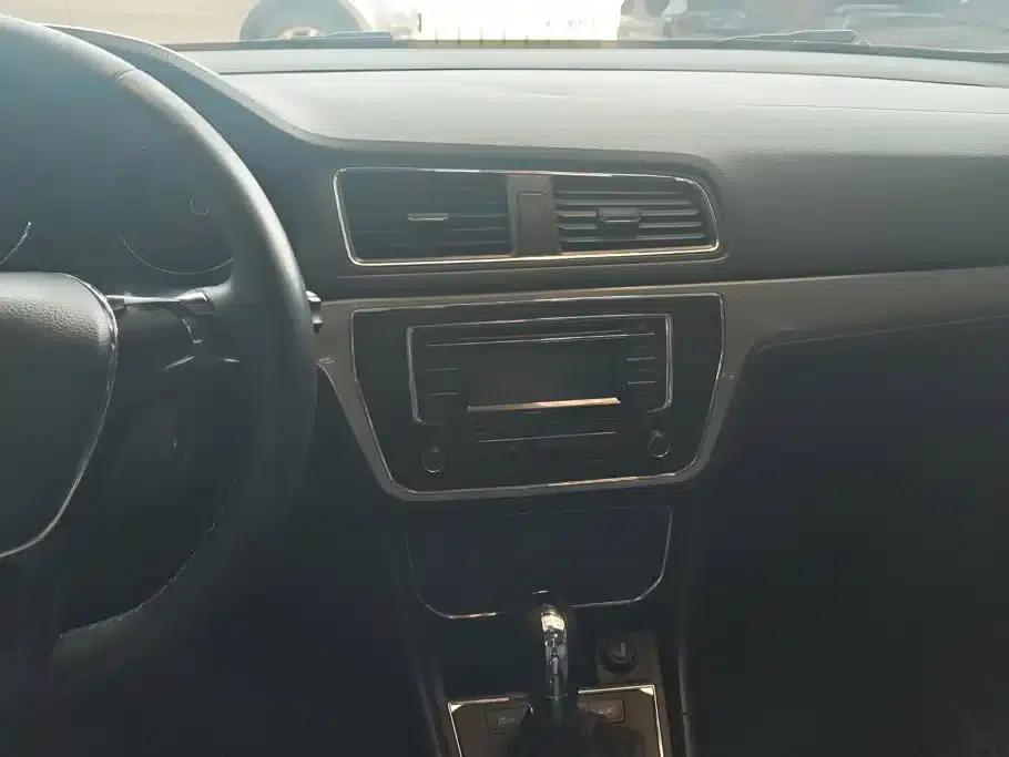 2015 Volkswagen Lavida 1.6L Automatic Comfort Edition — миниатюра 13