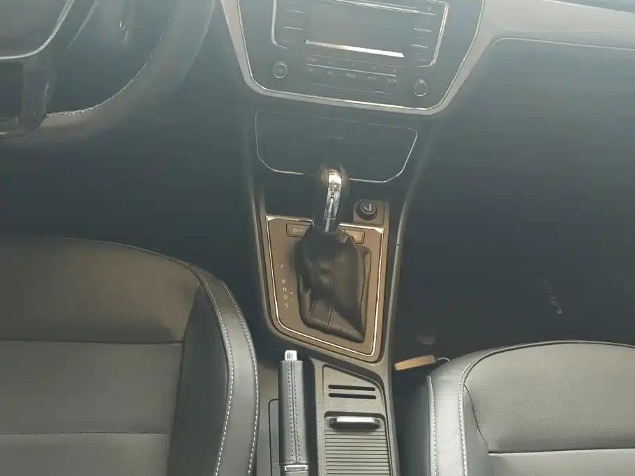 2015 Volkswagen Lavida 1.6L Automatic Comfort Edition — миниатюра 16