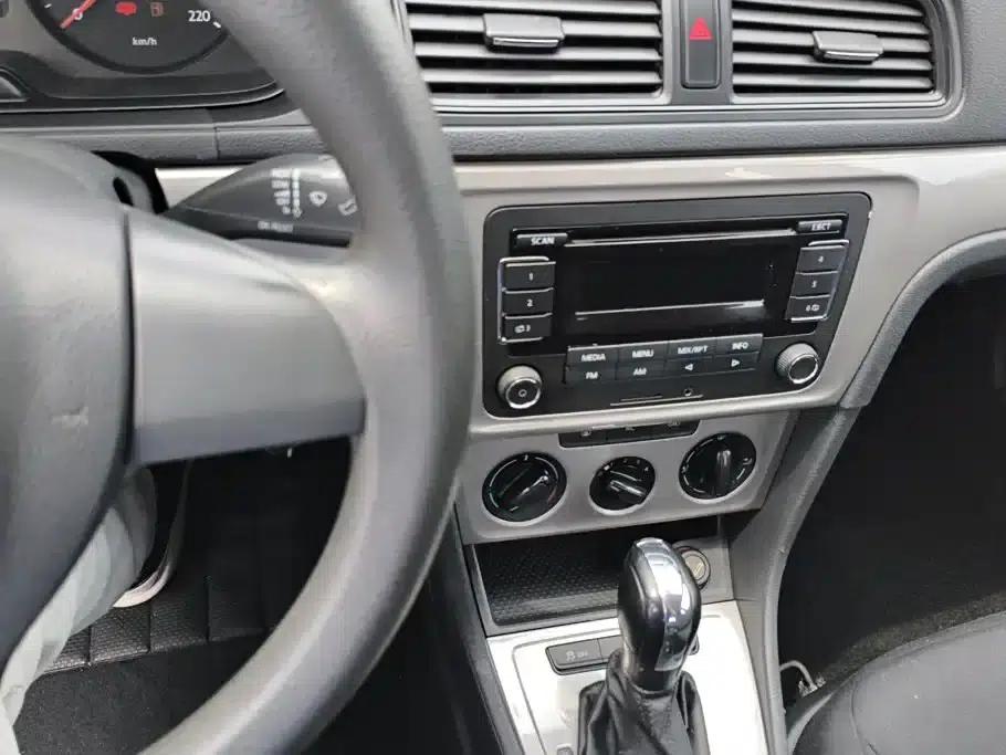 2013 Volkswagen Lavida Classic Facelift 1.6L Automatic Fashion Edition — миниатюра 13