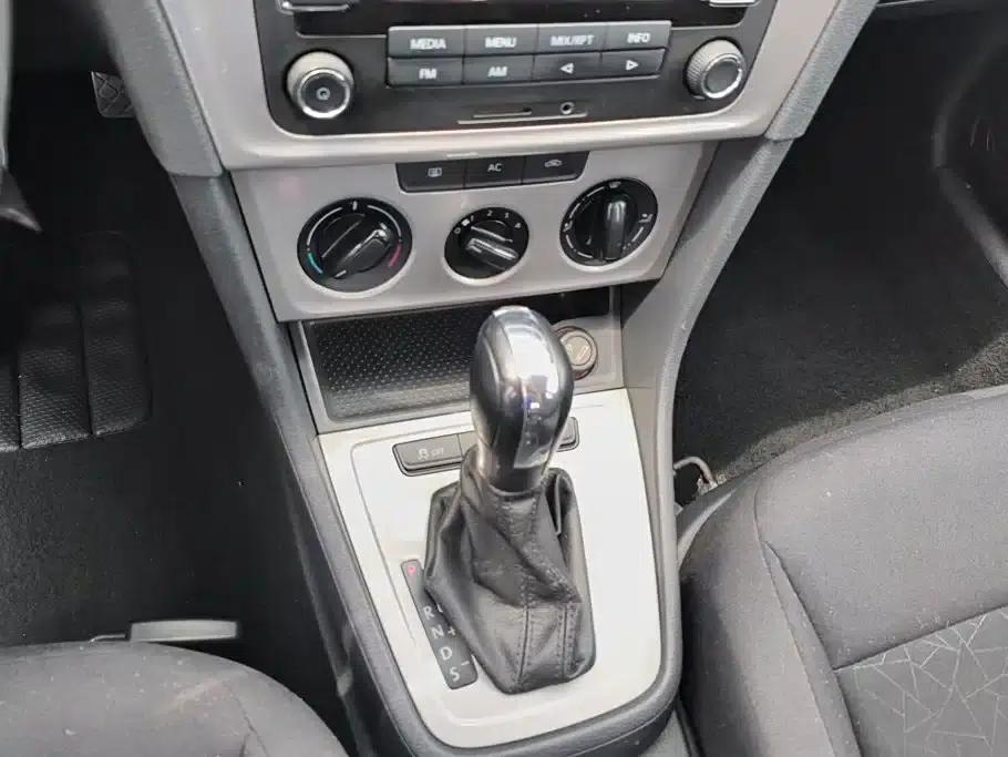 2013 Volkswagen Lavida Classic Facelift 1.6L Automatic Fashion Edition — миниатюра 16