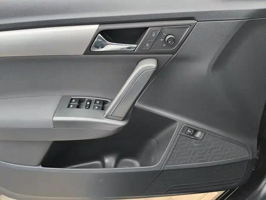 2013 Volkswagen Lavida Classic Facelift 1.6L Automatic Fashion Edition — миниатюра 7