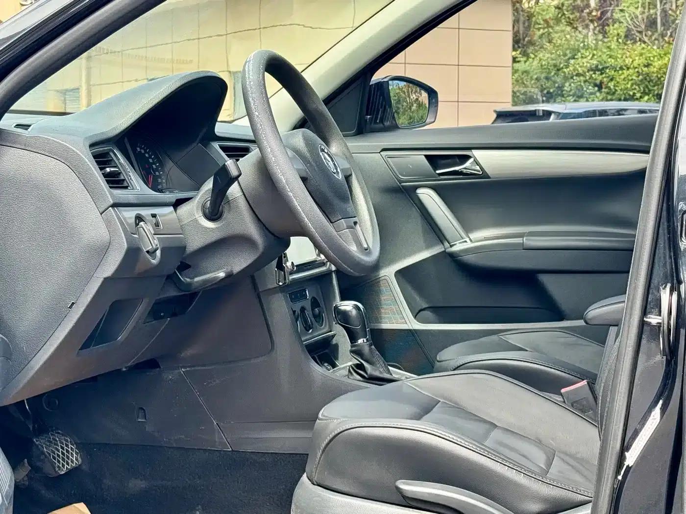 2013 Volkswagen Lavida Classic Facelift 1.6L Automatic Comfort Edition — миниатюра 4
