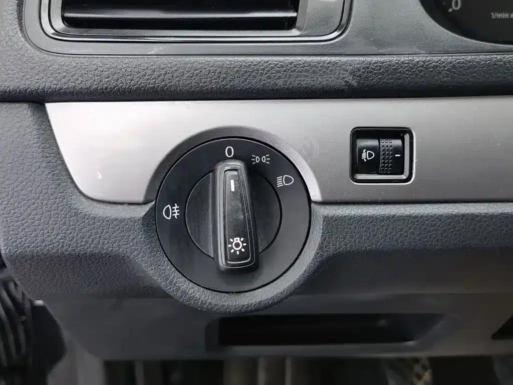 2013 Volkswagen Lavida 1.6L Manual Fashion Edition — миниатюра 21