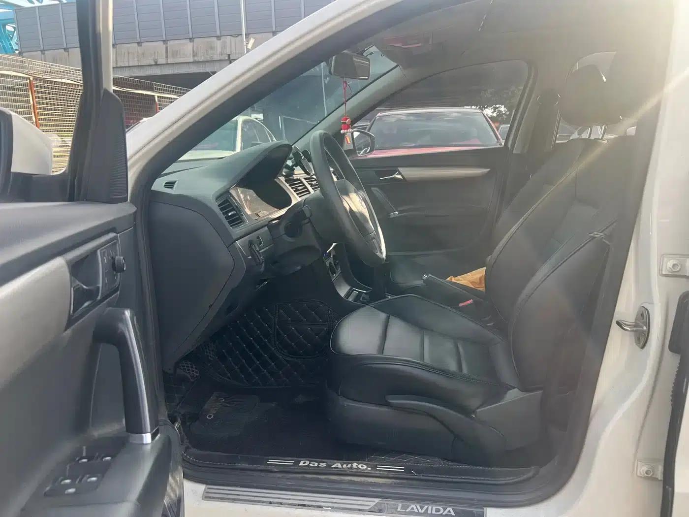2013 Volkswagen Lavida Classic Facelift 1.6L Manual Comfort Edition — миниатюра 4
