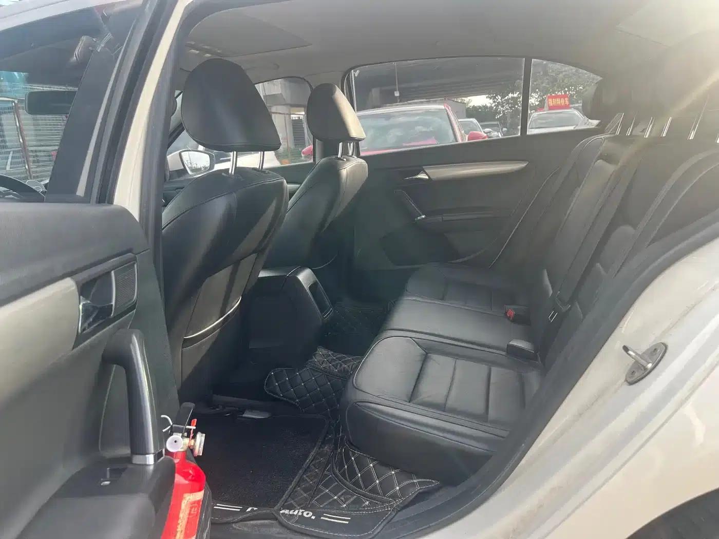 2013 Volkswagen Lavida Classic Facelift 1.6L Manual Comfort Edition — миниатюра 5