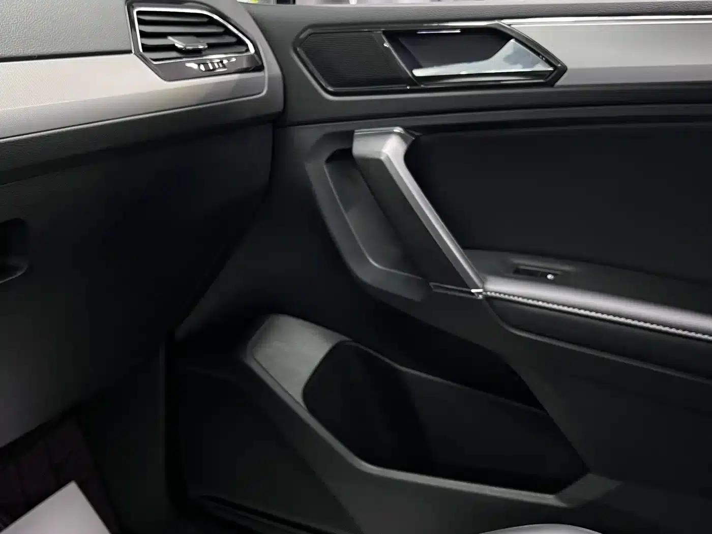 Tiguan L 2018 330TSI Automatic 2WD Flagship Edition — миниатюра 37