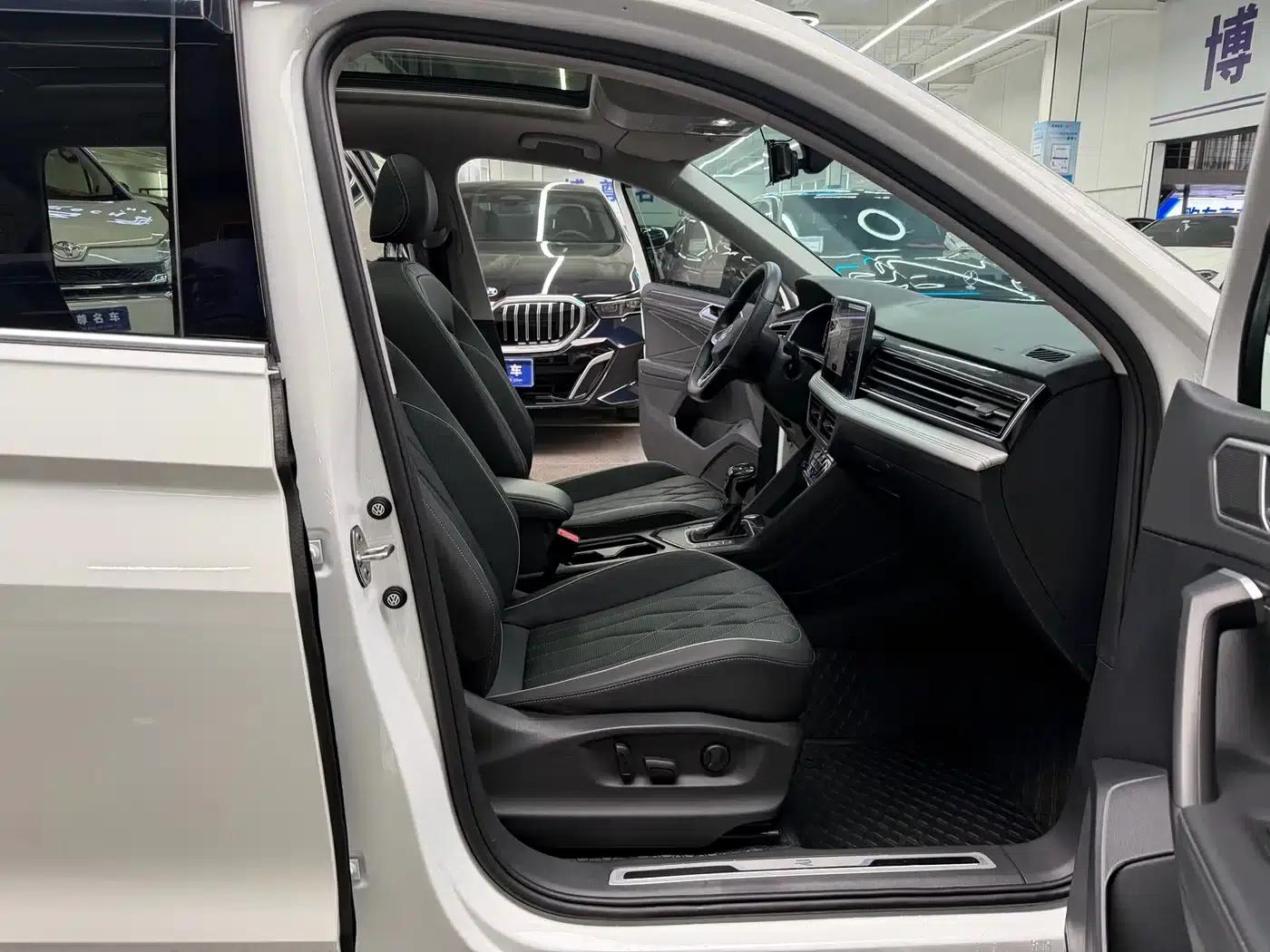 Tiguan L 2024 330TSI Automatic 2WD R-Line Premium Edition — миниатюра 15