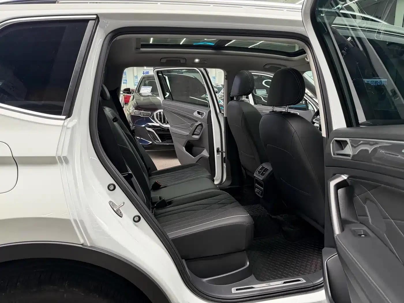 Tiguan L 2024 330TSI Automatic 2WD R-Line Premium Edition — миниатюра 16
