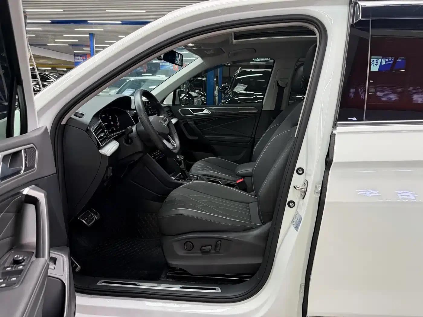 Tiguan L 2024 330TSI Automatic 2WD R-Line Premium Edition — миниатюра 6