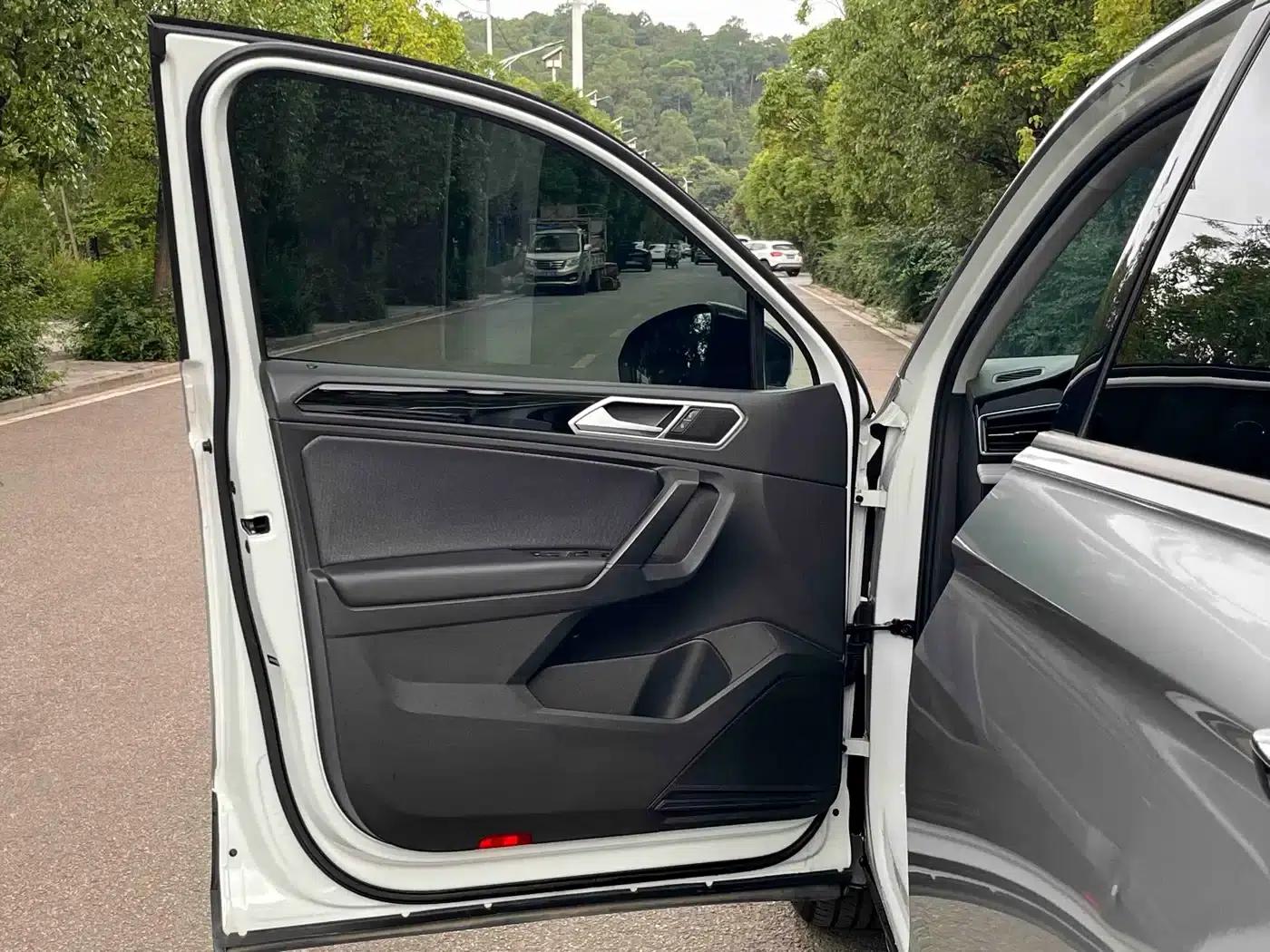 Tiguan L 2022 330TSI Automatic 2WD Comfort Edition — миниатюра 17