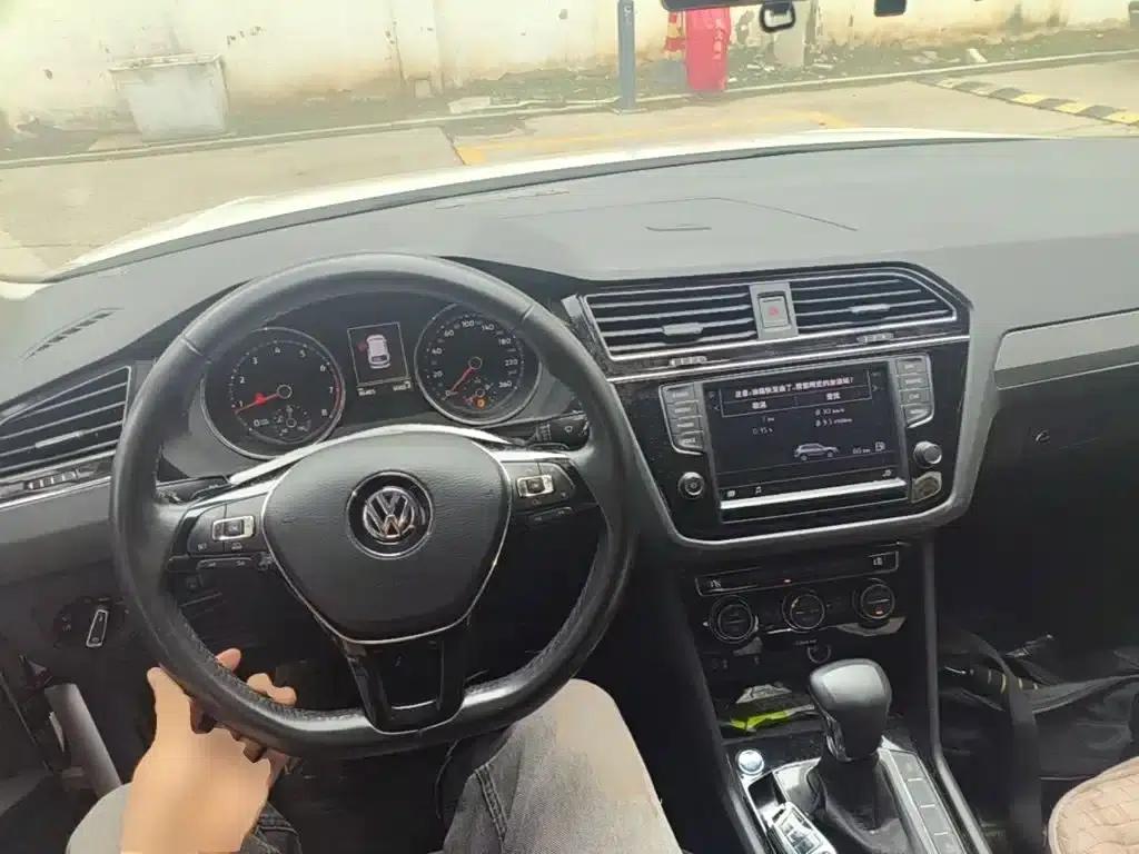 Tiguan L 2018 330TSI Automatic 2WD Comfort Edition — миниатюра 10