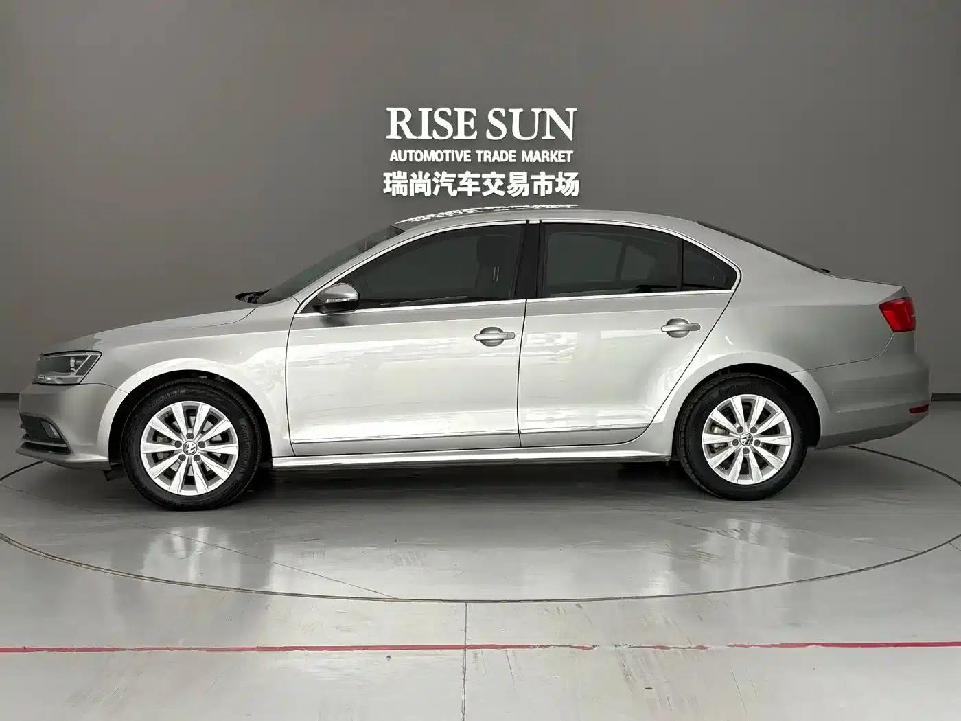 2015 Volkswagen Sagitar 1.6L Automatic Fashion Edition — миниатюра 3