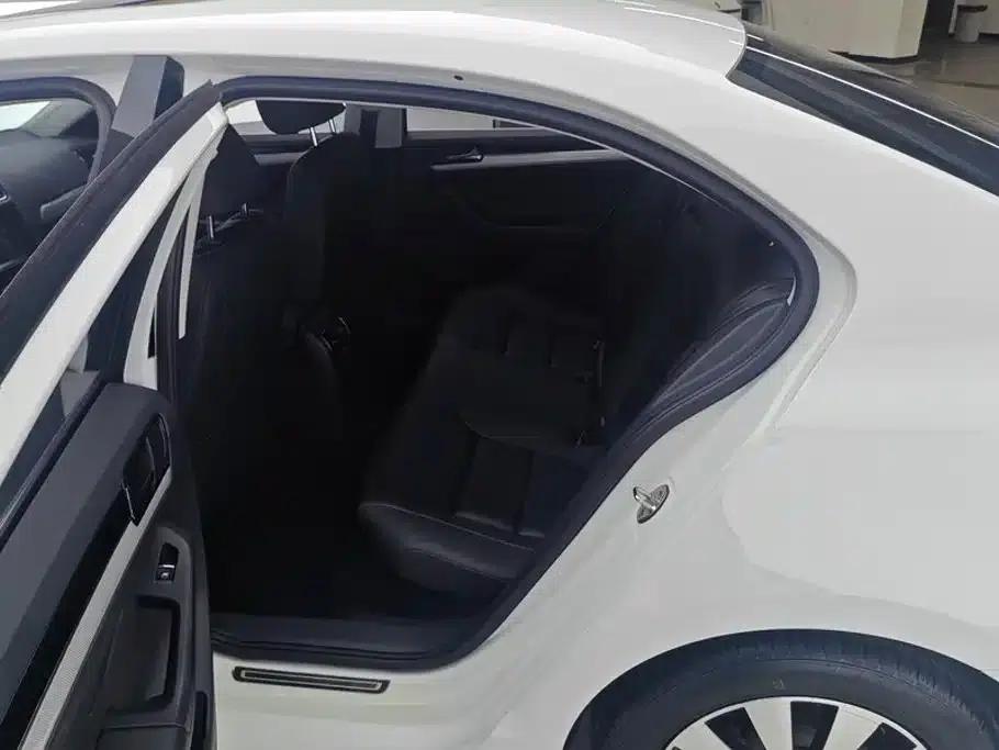 2017 Volkswagen Sagitar 230TSI Manual Comfort Edition — миниатюра 11