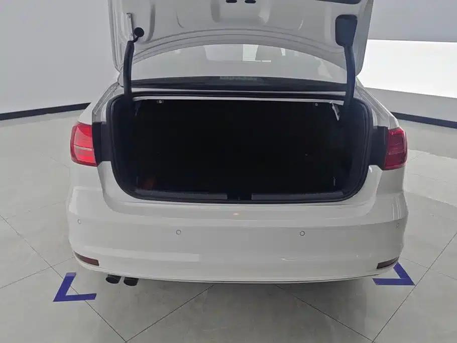 2017 Volkswagen Sagitar 230TSI Manual Comfort Edition — миниатюра 4