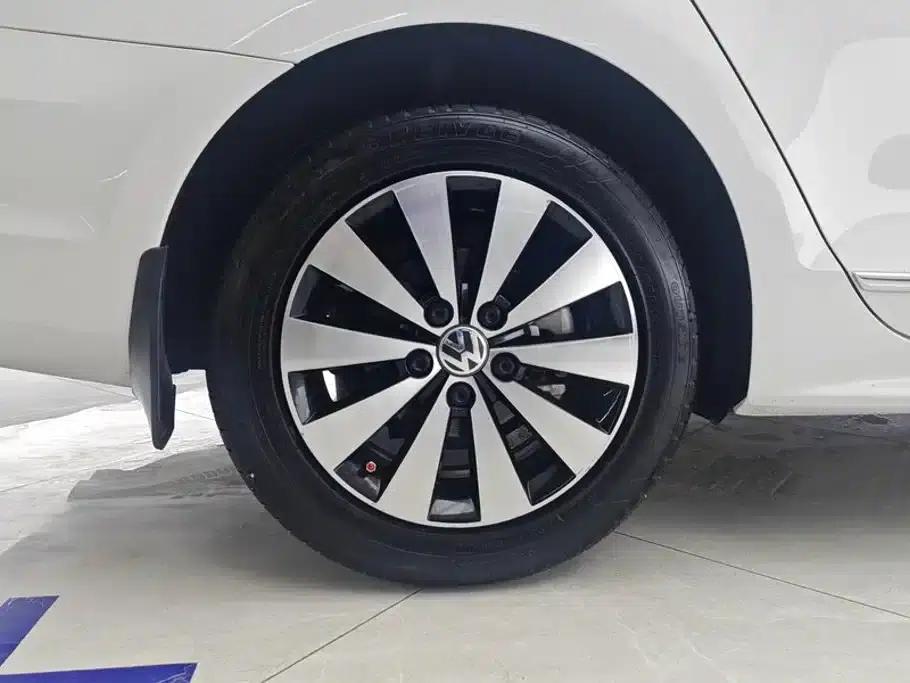 2017 Volkswagen Sagitar 230TSI Manual Comfort Edition — миниатюра 6