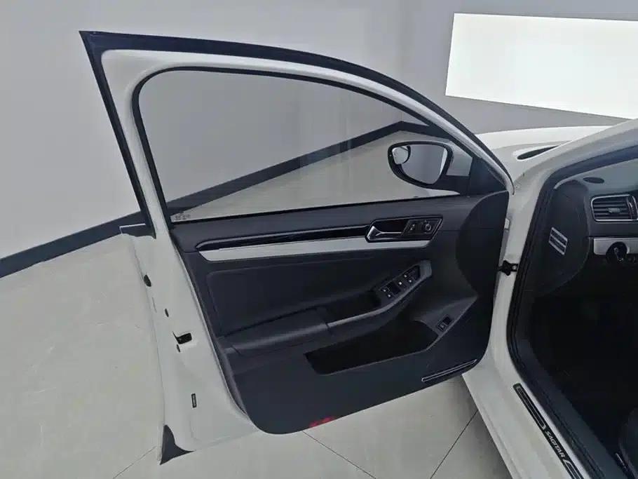 2017 Volkswagen Sagitar 230TSI Manual Comfort Edition — миниатюра 7