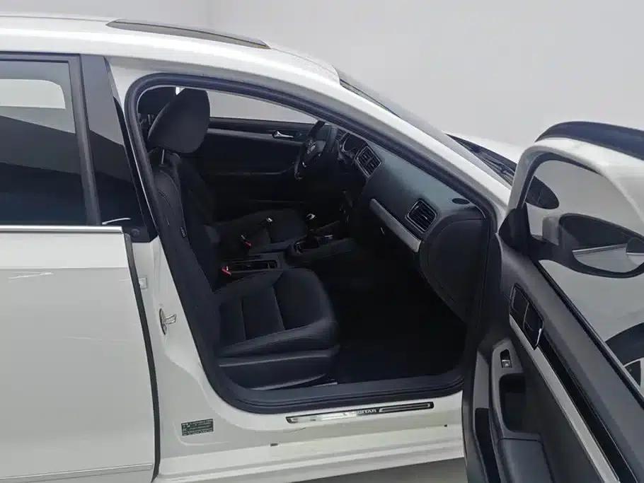 2017 Volkswagen Sagitar 230TSI Manual Comfort Edition — миниатюра 8