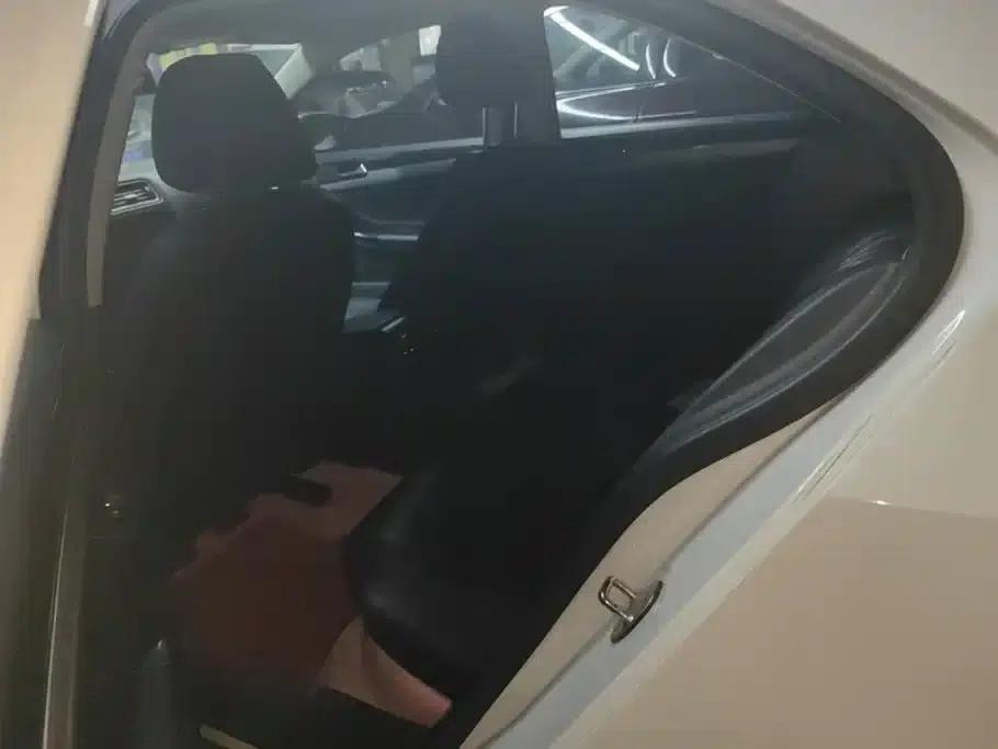 2015 Volkswagen Sagitar 230TSI Automatic Comfort Model — миниатюра 11