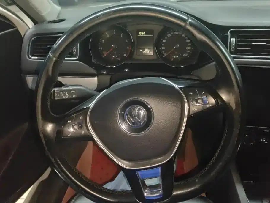 2015 Volkswagen Sagitar 230TSI Automatic Comfort Model — миниатюра 15