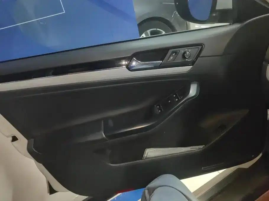 2015 Volkswagen Sagitar 230TSI Automatic Comfort Model — миниатюра 7