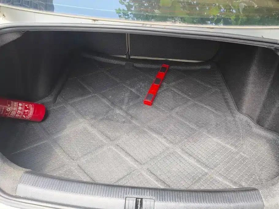 2011 Volkswagen Sagitar 1.6L Automatic Special Edition — миниатюра 4
