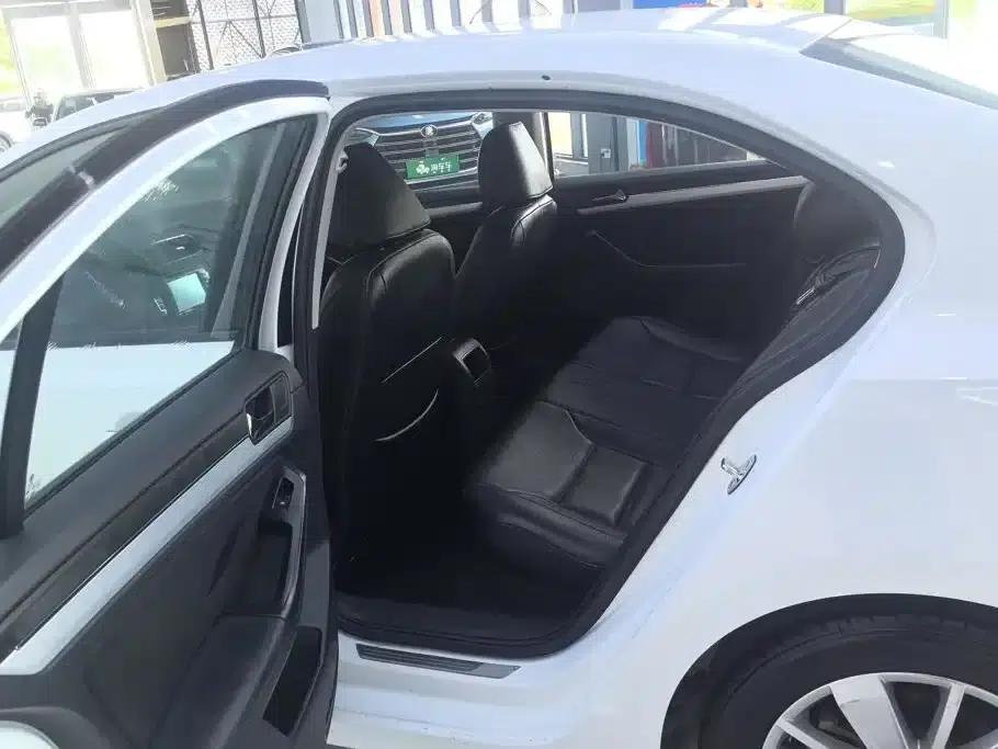 2015 Volkswagen Sagitar 1.6L Automatic Fashion Edition — миниатюра 11