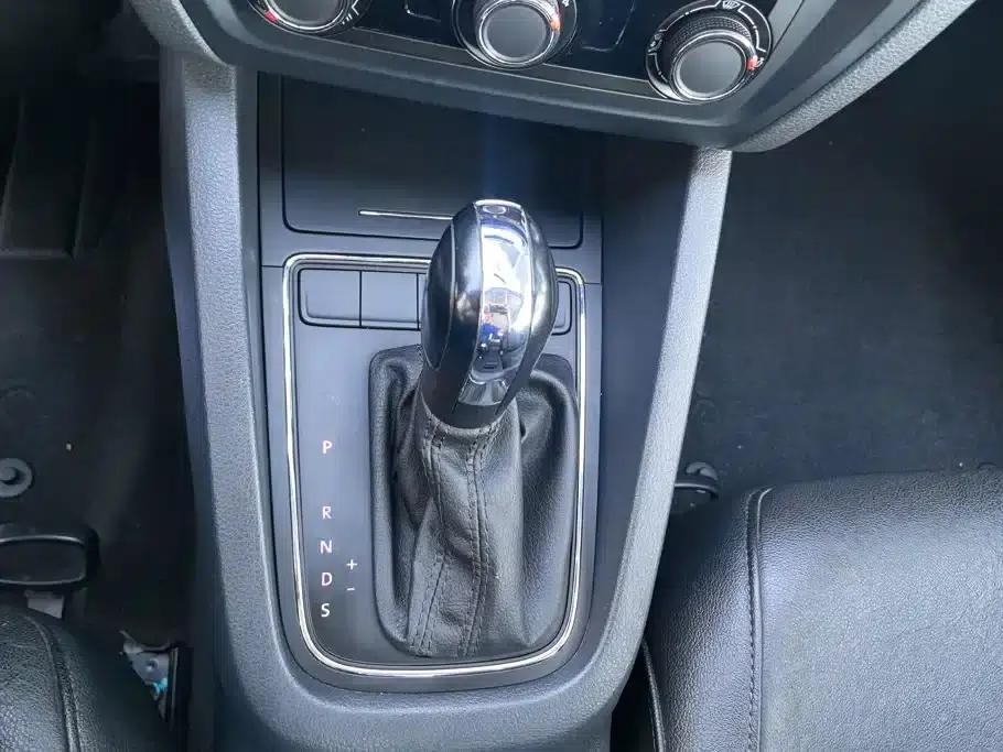 2015 Volkswagen Sagitar 1.6L Automatic Fashion Edition — миниатюра 16