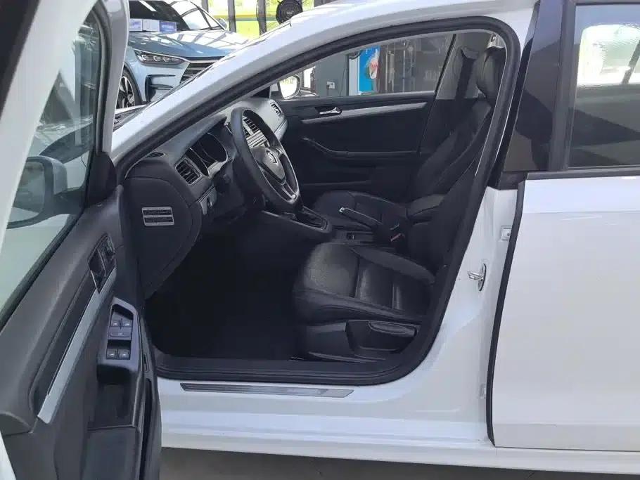 2015 Volkswagen Sagitar 1.6L Automatic Fashion Edition — миниатюра 9