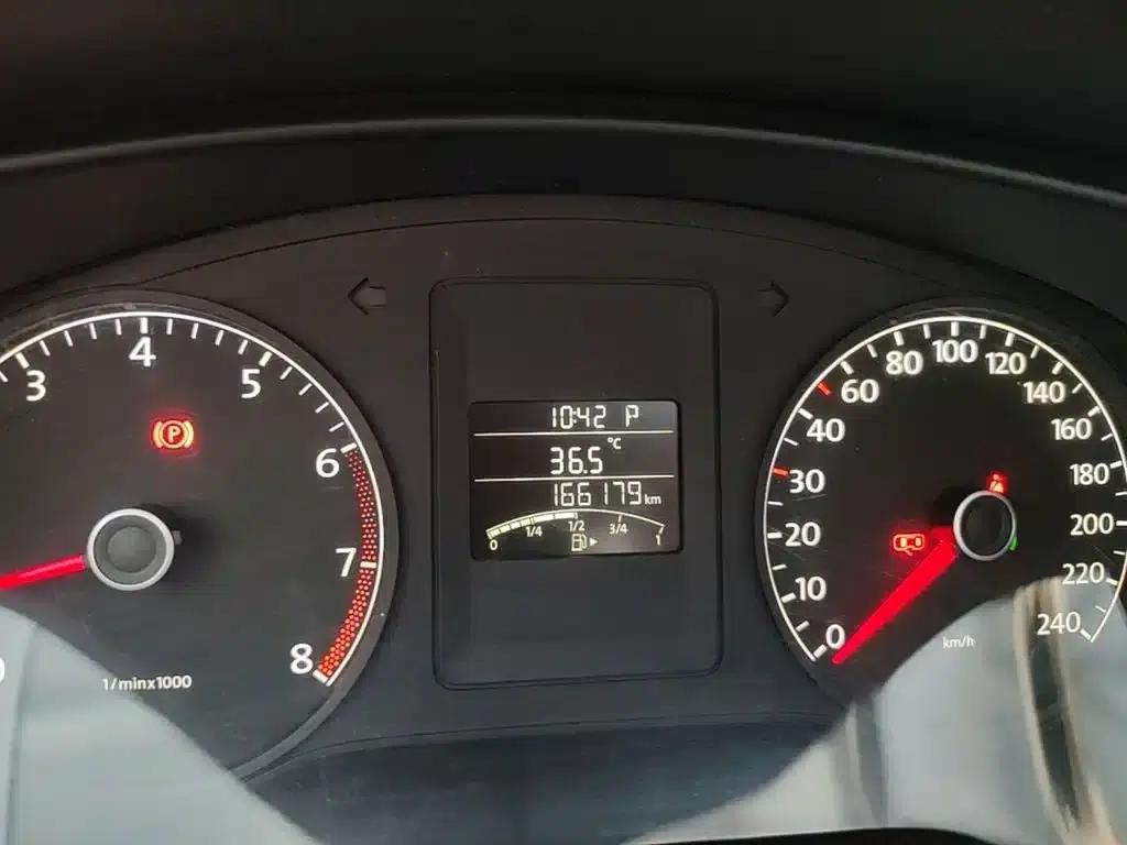 2014 Volkswagen Sagitar Facelift 1.6L Automatic Comfort Model — миниатюра 12