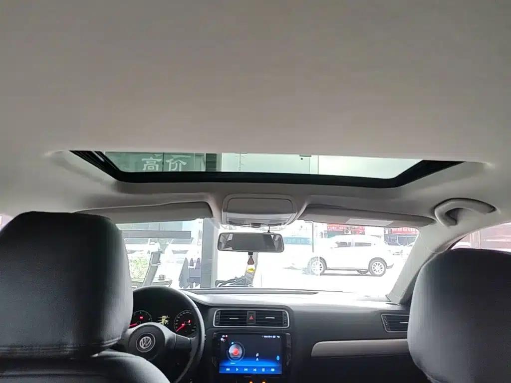 2014 Volkswagen Sagitar Facelift 1.6L Automatic Comfort Model — миниатюра 18