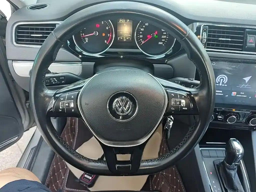 2015 Volkswagen Sagitar 1.6L Automatic Comfort Model — миниатюра 11