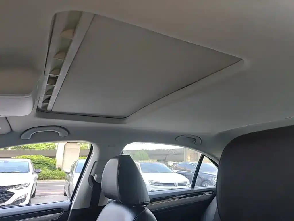 2015 Volkswagen Sagitar 1.6L Automatic Comfort Model — миниатюра 18