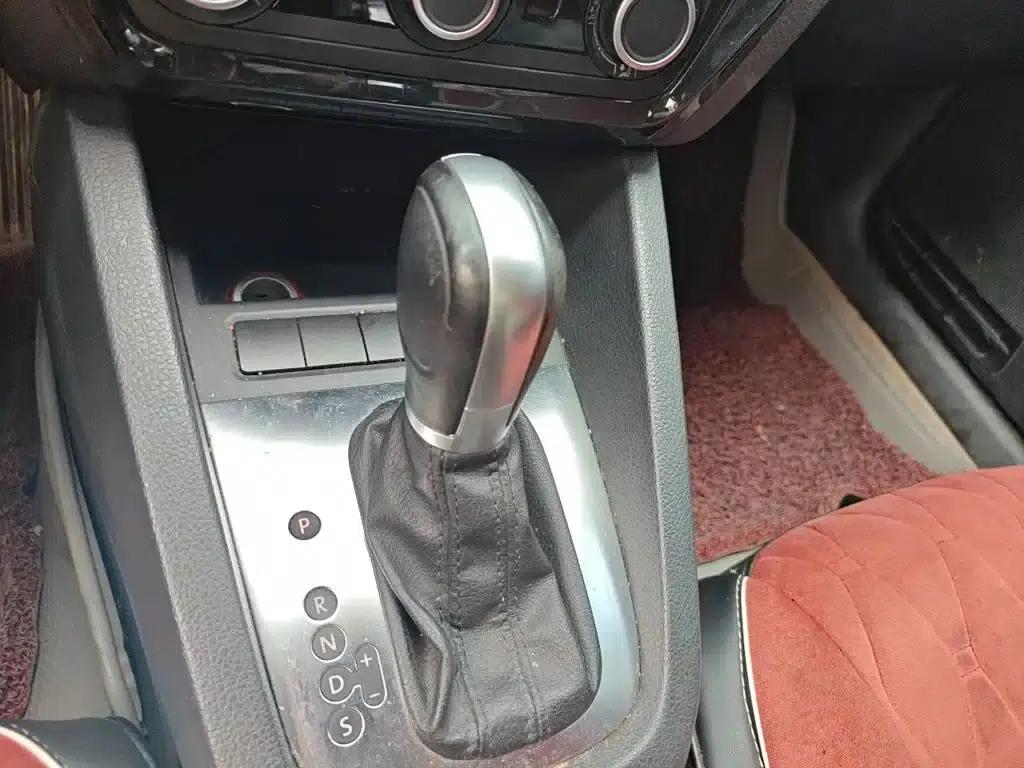 2014 Volkswagen Sagitar Facelift 1.6L Automatic Comfort Model — миниатюра 7