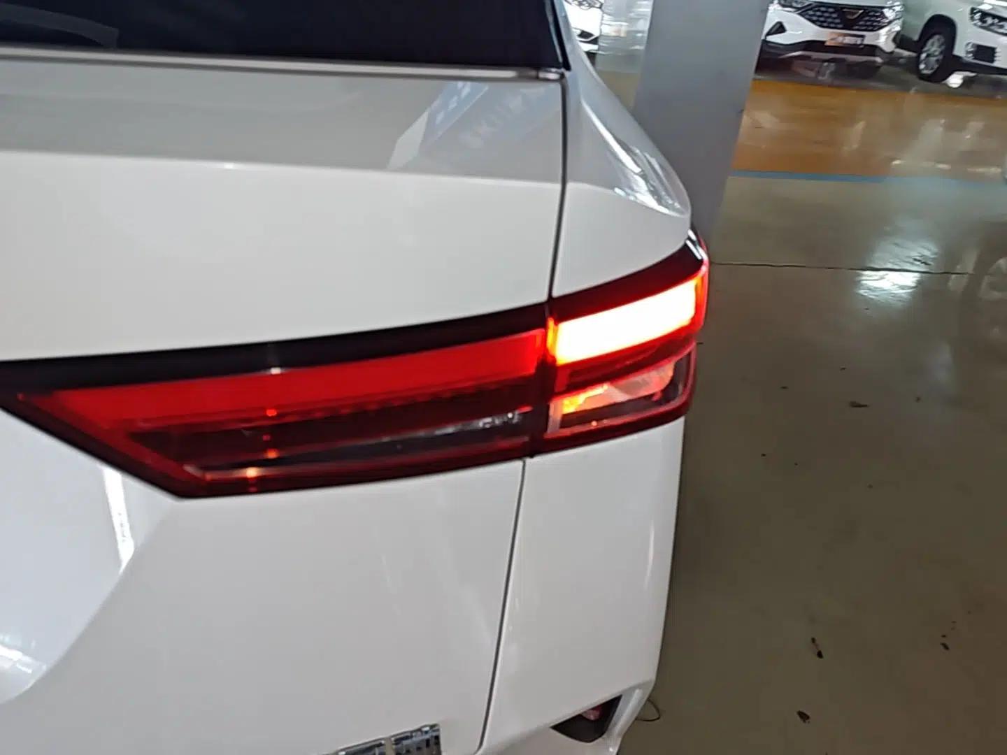 Wuling Alvez 2023 1.5L CVT Comfort Edition — миниатюра 9