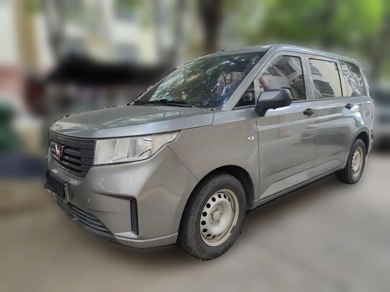 Wuling Hongguang PLUS 2020 1.5L Manual Standard Edition 5 Seats — миниатюра 1