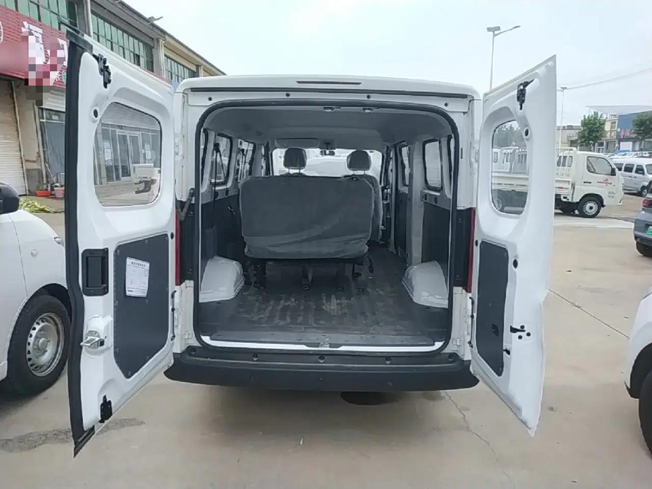 Wuling Yangguang 2024 300KM Comfort Version Passenger Van 75kW — миниатюра 22