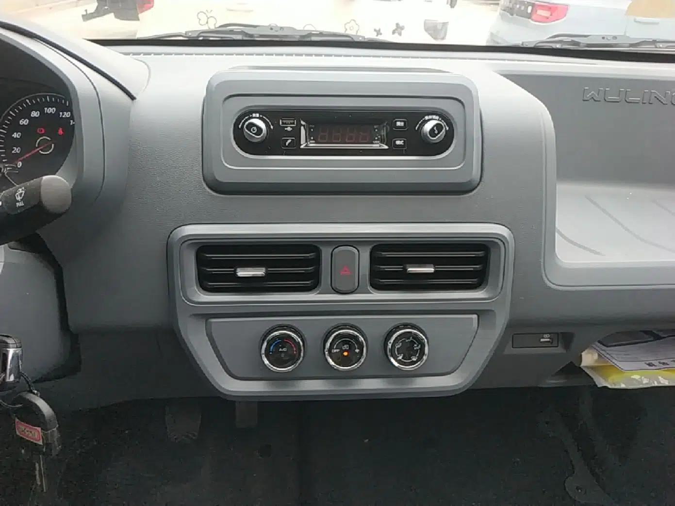Wuling Yangguang 2024 300KM Comfort Version Passenger Van 75kW — миниатюра 15