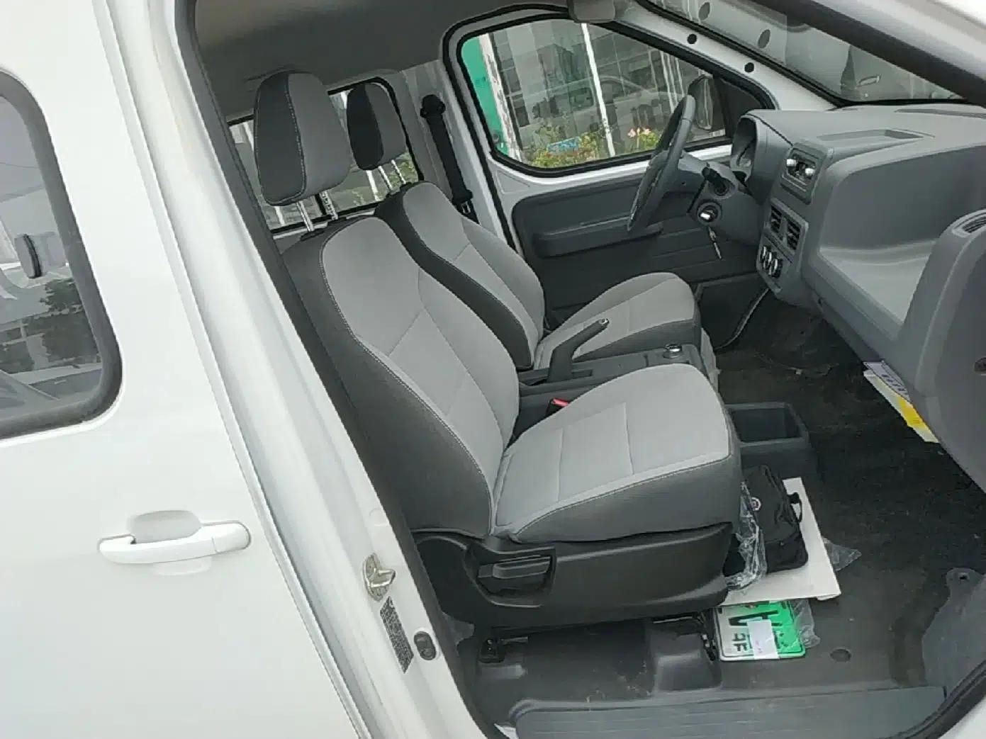 Wuling Yangguang 2024 300KM Comfort Version Passenger Van 75kW — миниатюра 19